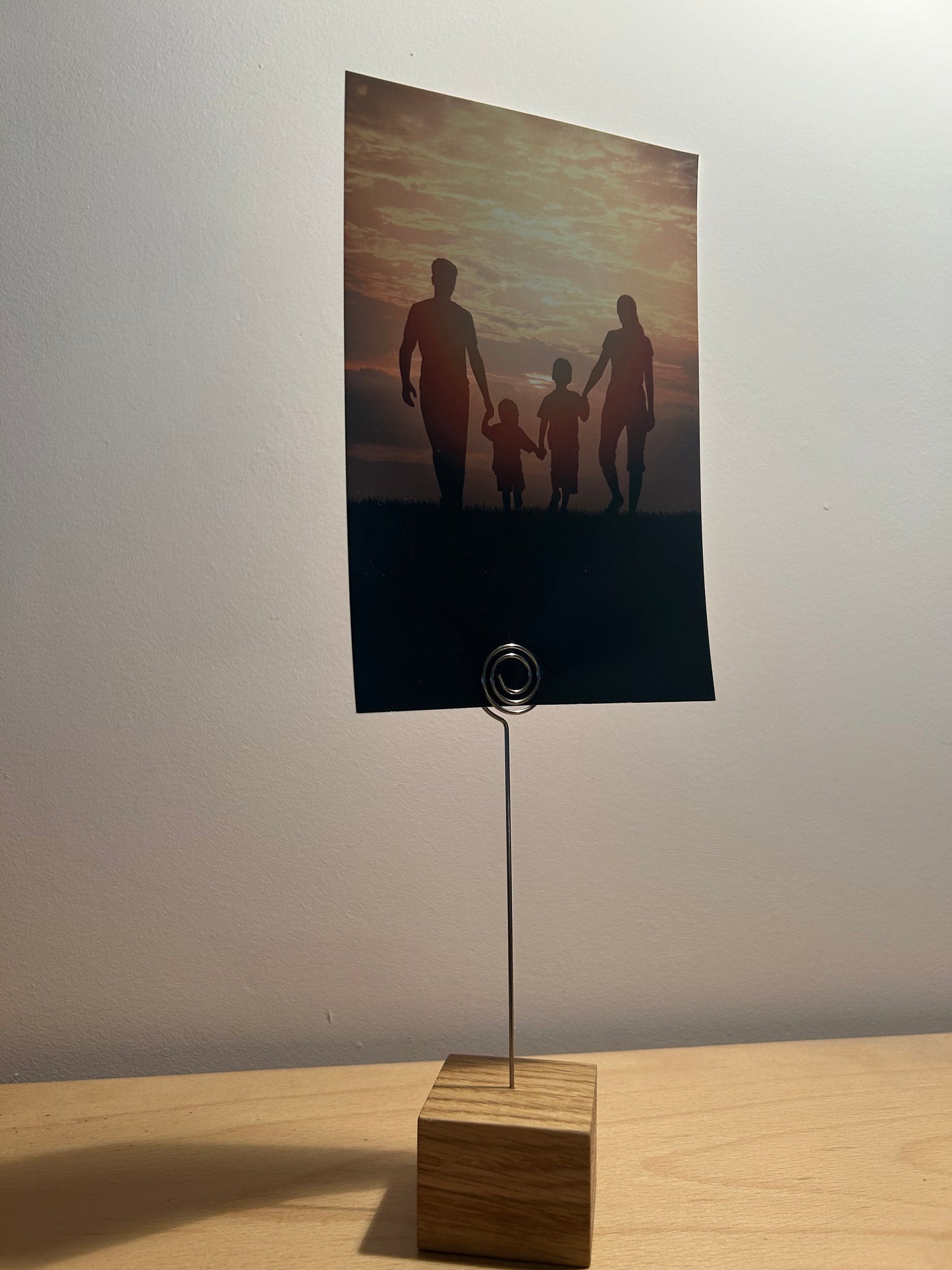 Fotoständer aus Eiche, handgemacht. Ideal als Bilder- & Kartenhalter – Einzigartiger Clip, perfektes Geschenk.