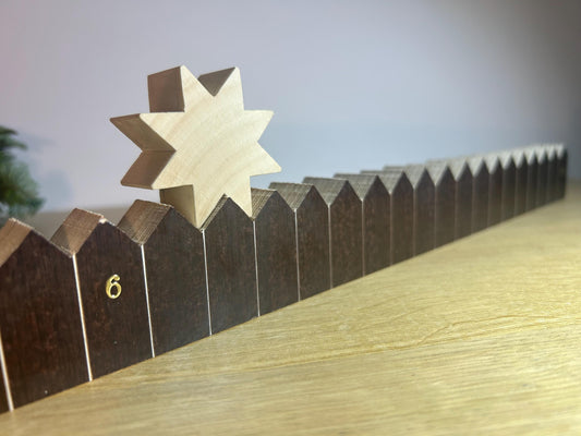 Eleganter Adventskalender aus Holz mit Ahornstern – Handgefertigte Weihnachtsdeko | Siebdruckplatte | Zeitloses Design für Ihr Zuhause