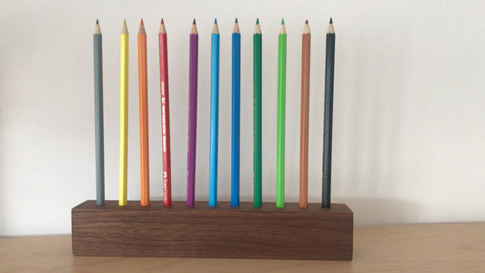 Minimalistischer Nussbaum-Stiftehalter mit 10 Buntstiften – Handmade Schreibtisch Organizer, Büroaccessoire, Geschenkidee