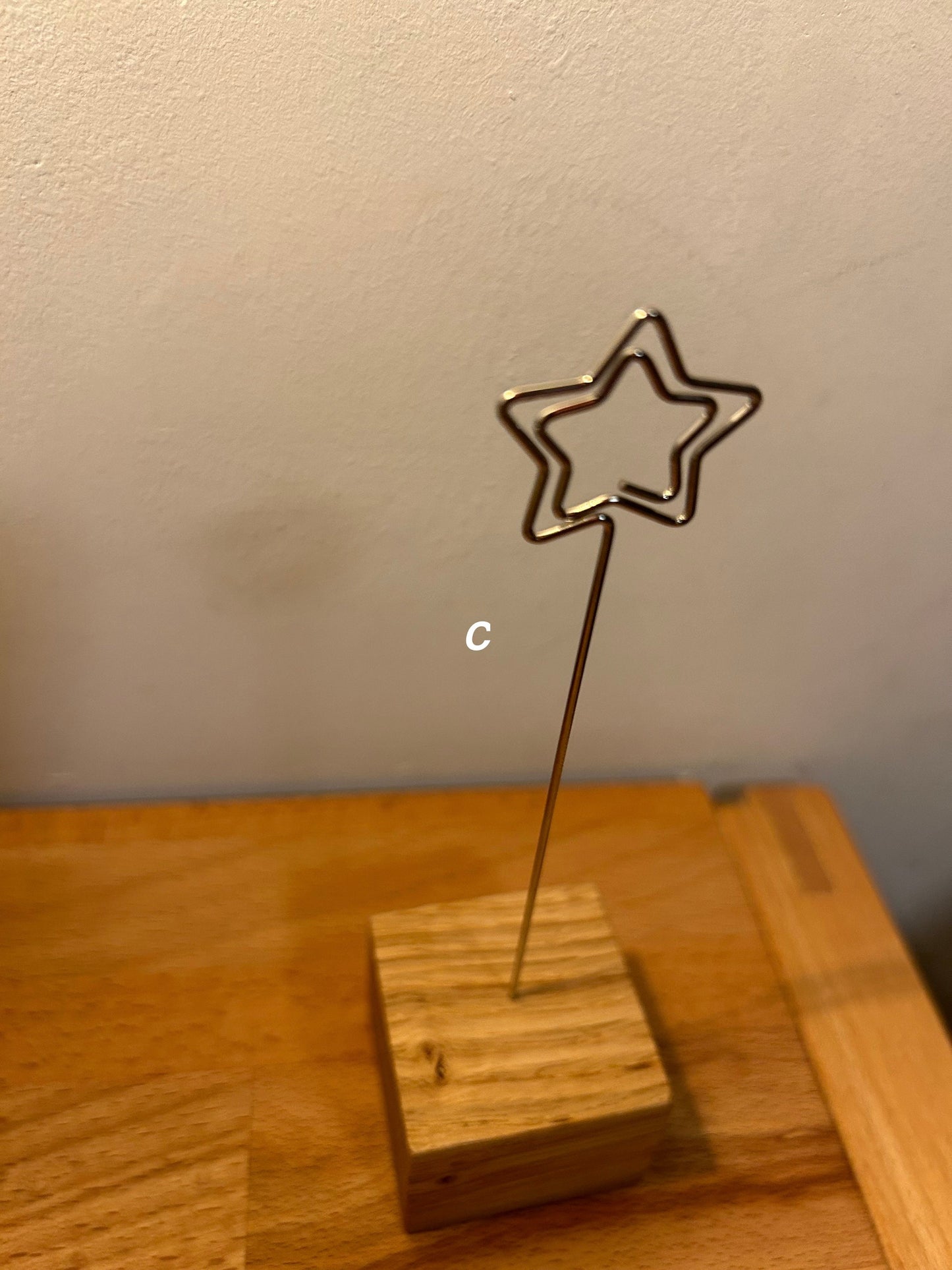 Fotoständer aus Eiche, handgemacht. Ideal als Bilder- & Kartenhalter – Einzigartiger Clip, perfektes Geschenk.