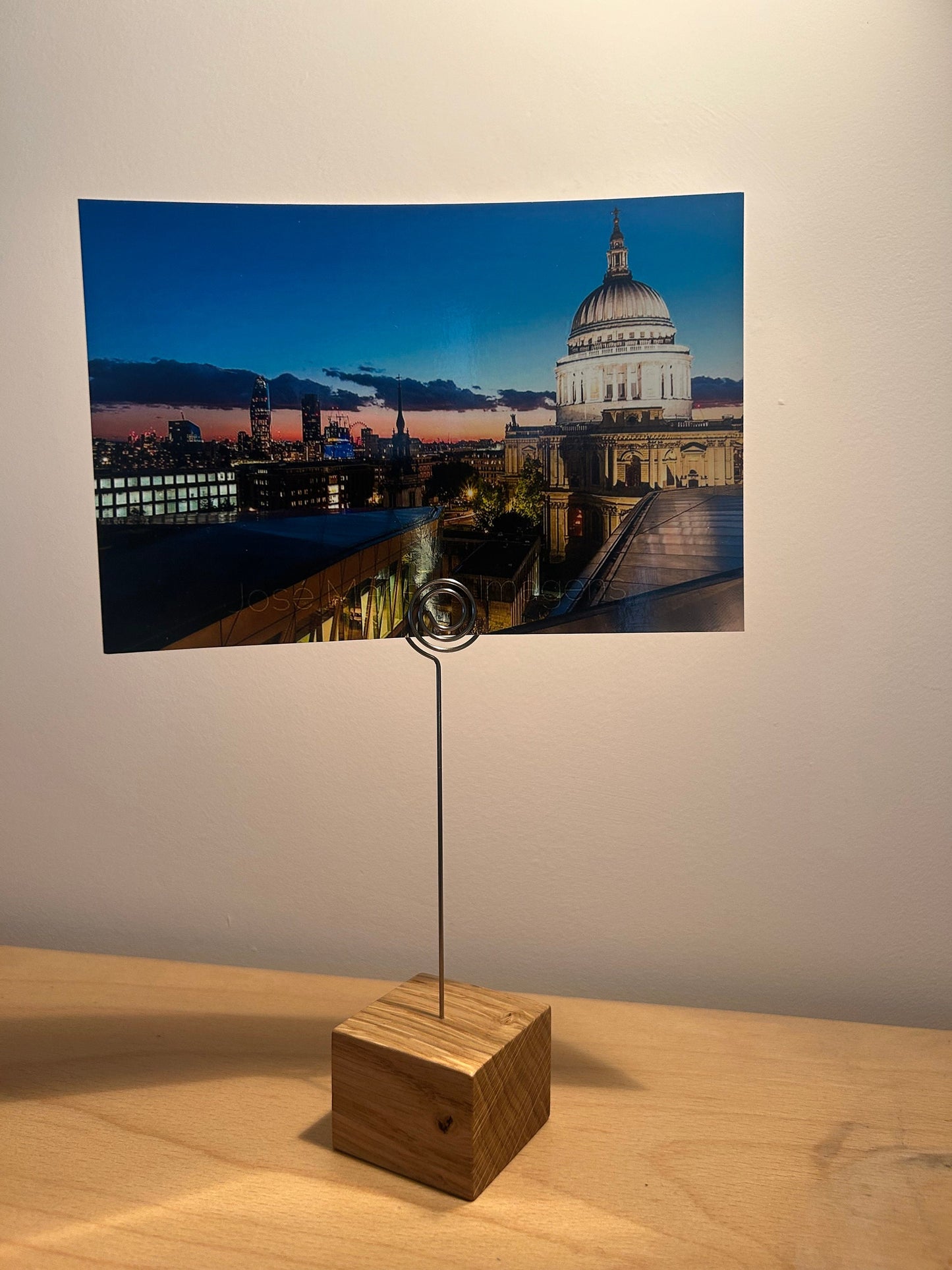 Fotoständer aus Eiche, handgemacht. Ideal als Bilder- & Kartenhalter – Einzigartiger Clip, perfektes Geschenk.