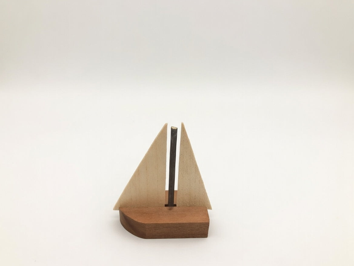 Handgefertigtes Holz Segelboot | Mini Boot aus Kirschholz und Ahorn | Maritime Deko | Geschenkidee Einzug, Hochzeit & Geburtstag