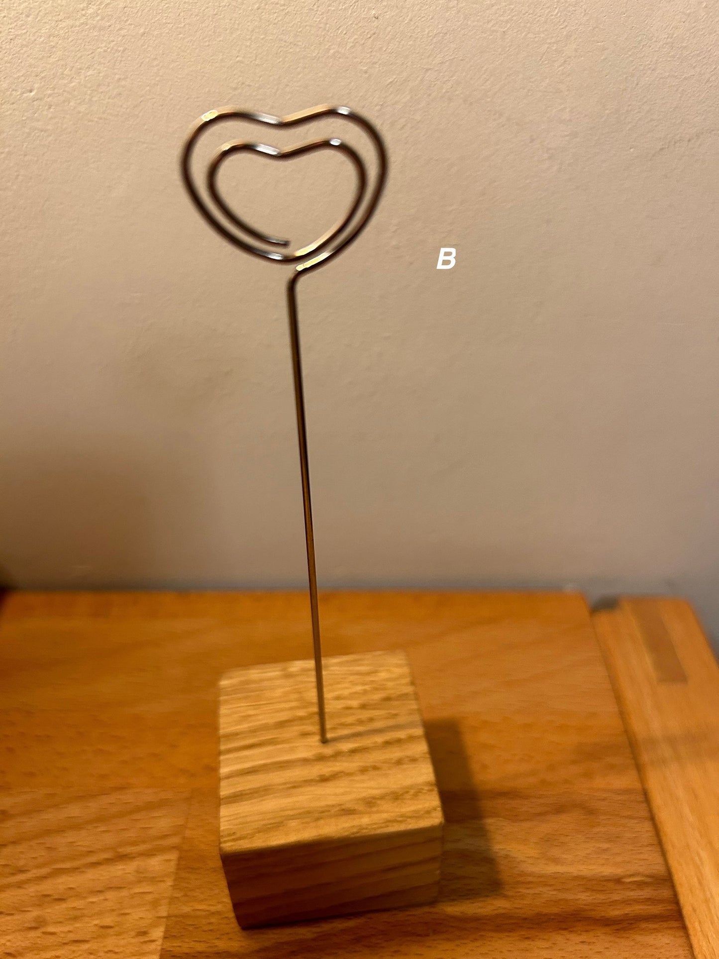 Fotoständer aus Eiche, handgemacht. Ideal als Bilder- & Kartenhalter – Einzigartiger Clip, perfektes Geschenk.