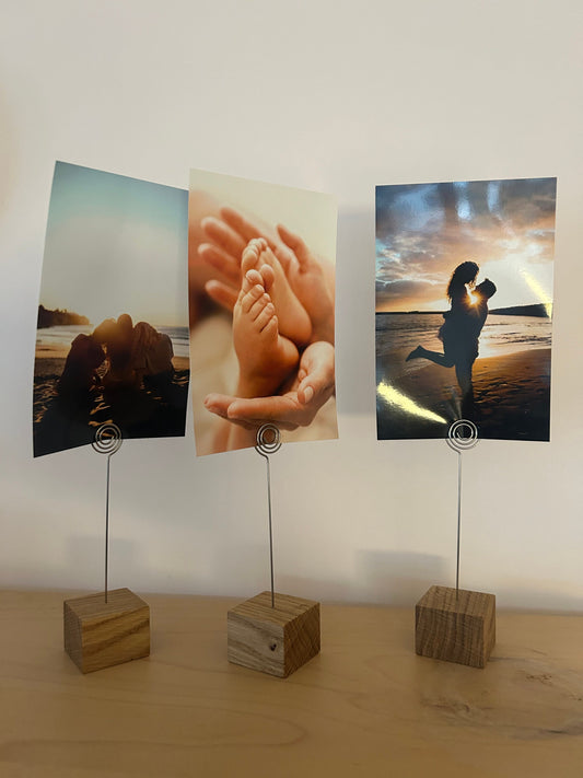 Fotoständer aus Eiche, handgemacht. Ideal als Bilder- & Kartenhalter – Einzigartiger Clip, perfektes Geschenk.