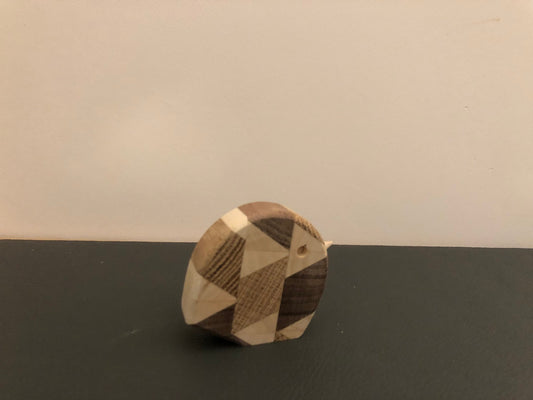 Handgemachter Holzvogel – Bunte Dekofigur aus Eiche, Ahorn & Nussbaum | Geschenkidee Holzdeko, Wohnaccessoire, Handmade Deko