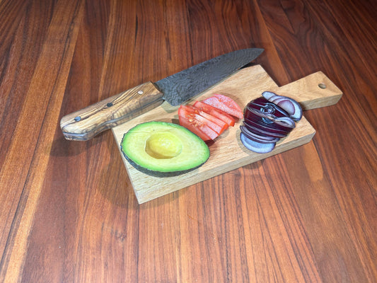 Handgefertigtes Schneidebrett aus Eiche | Hackbrett Holz mit Griff | Küchenbrett rustikal | Geschenkidee für Köche, Hochzeit, Geburtstag etc