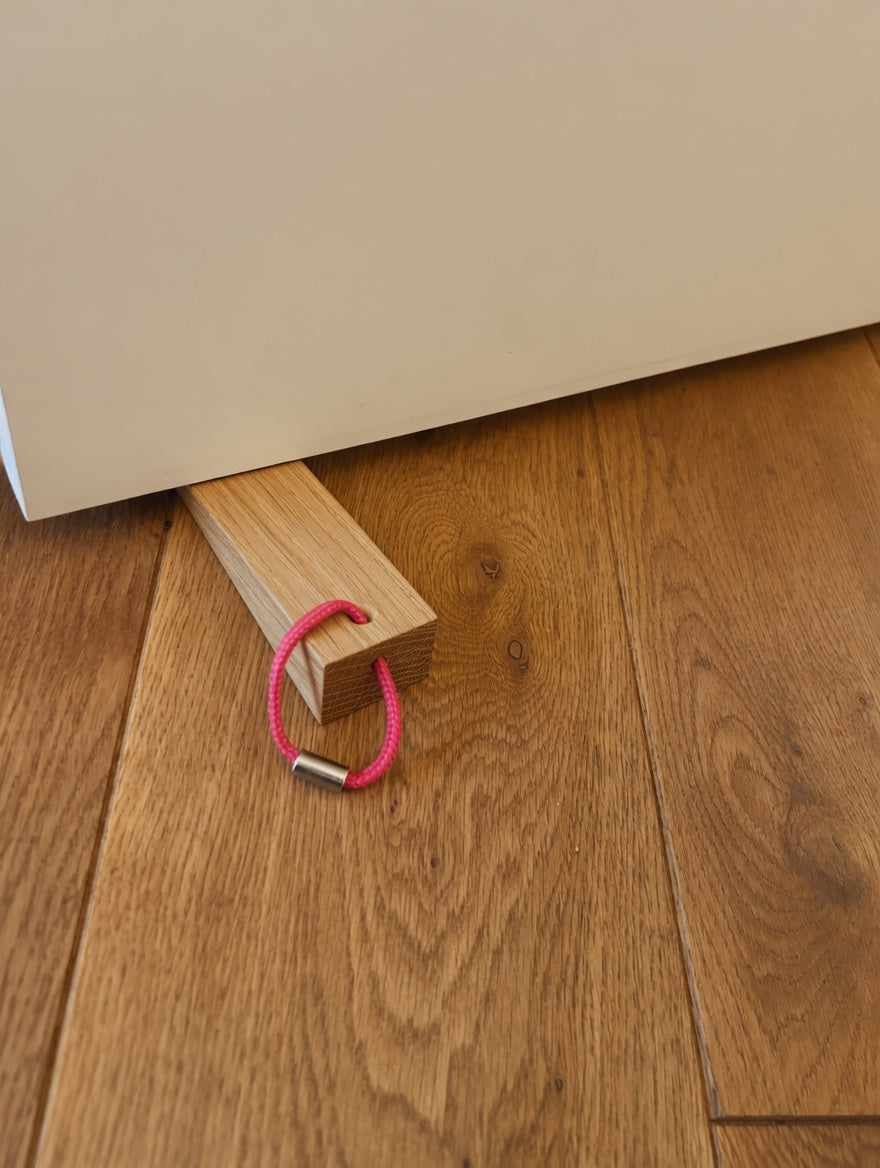 Handgefertigter Türkeil aus massiver Eiche, minimalistischer Türstopper mit farbiger Kordel