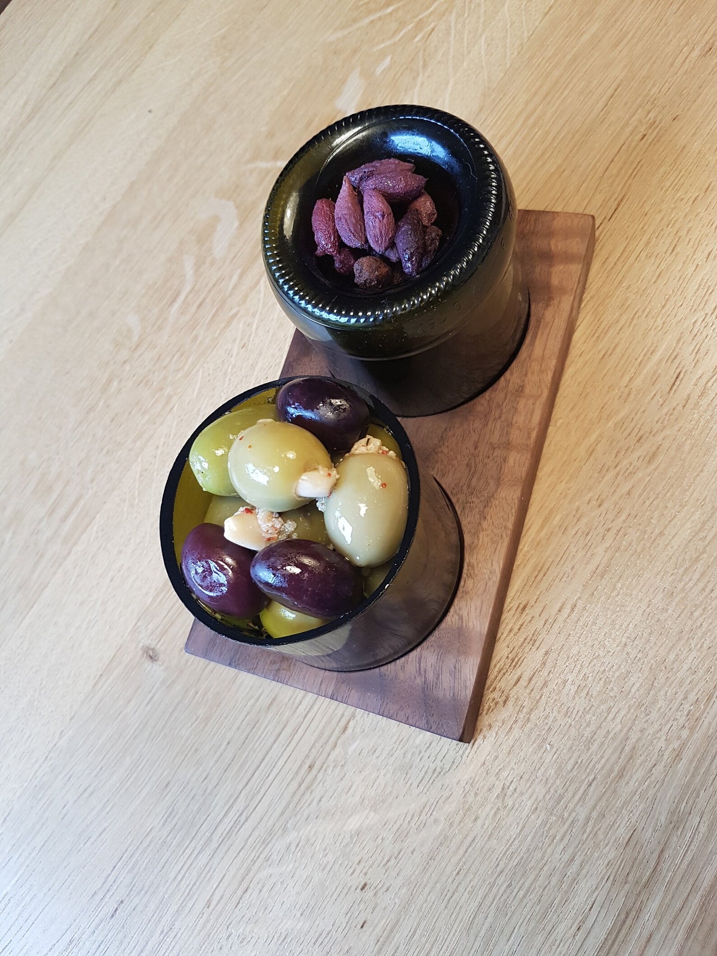 Olivenschale aus Weinflaschen mit Nussbaum Tablett | Handgemacht in Deutschland | Upcycling Geschenkidee | Nachhaltiges Küchenzubehör