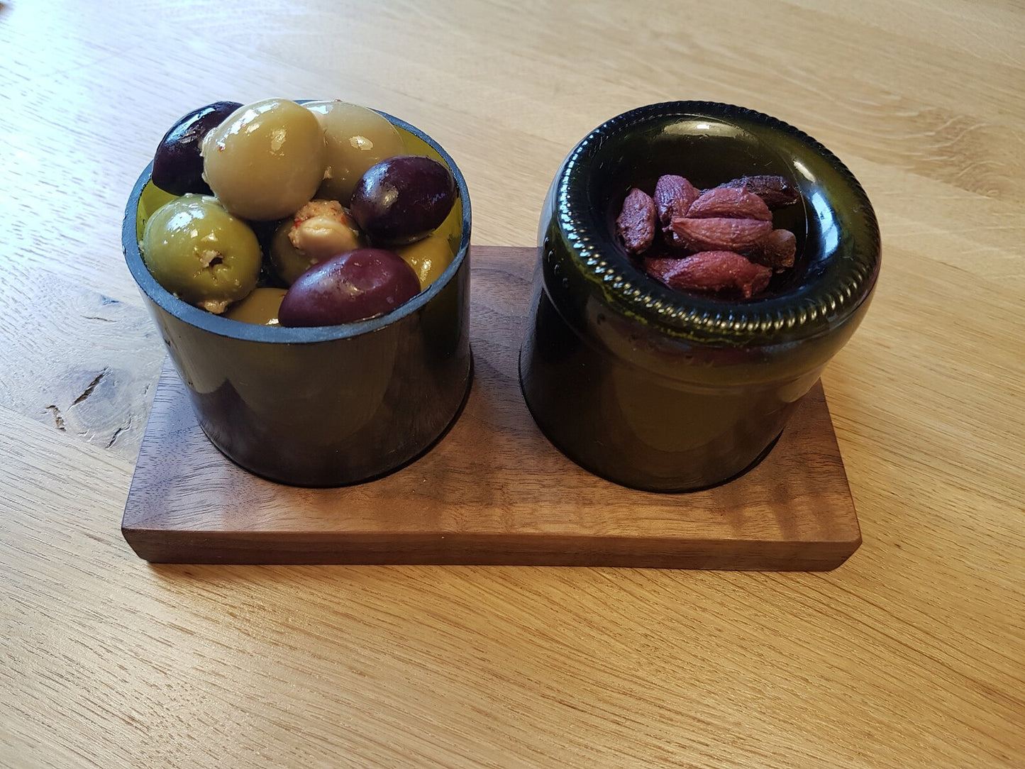 Olivenschale aus Weinflaschen mit Nussbaum Tablett | Handgemacht in Deutschland | Upcycling Geschenkidee | Nachhaltiges Küchenzubehör