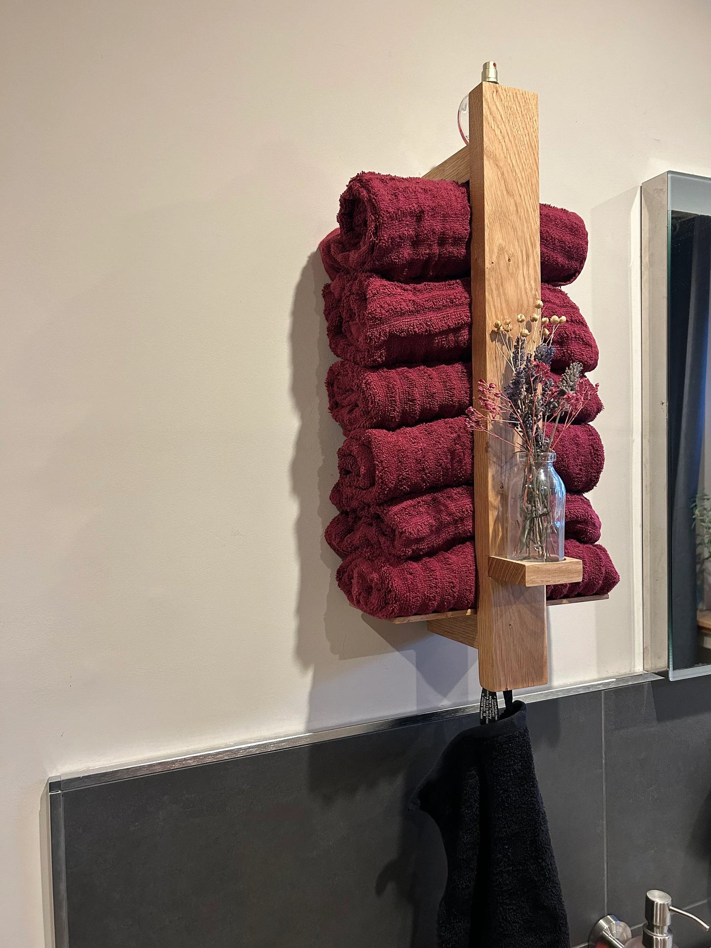 Handtuchhalterung - Handtuchhalter mit Vase und verstecktere Magnethalterung für Nagelschere