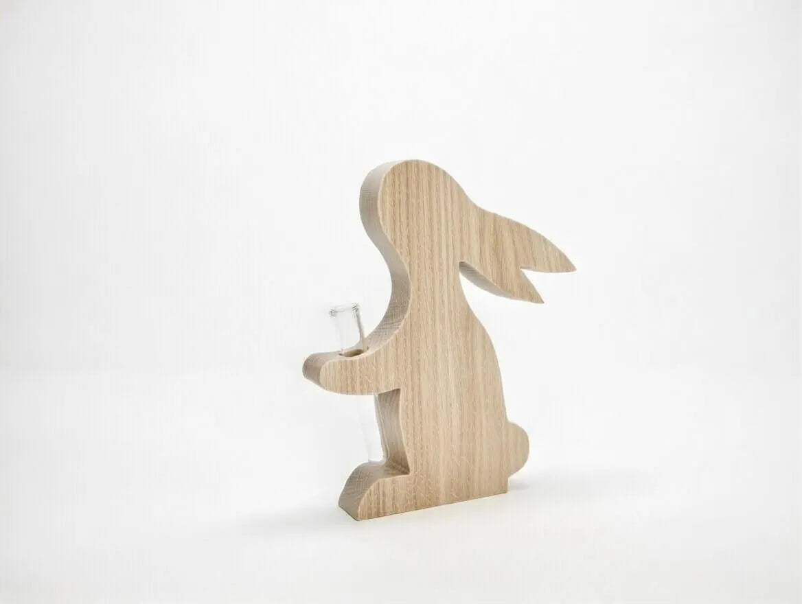 Dekorativer Osterhase aus massiver Eiche mit Vase | Handarbeit Holzfigur Ostern | Geschenk Frühling Wohndeko Natur
