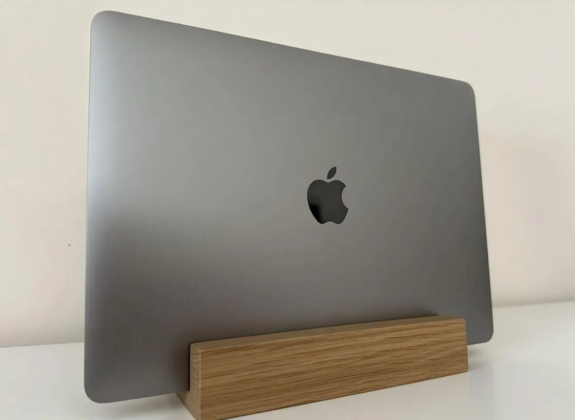 Laptopständer aus massiver Eiche – handgemachter Holzhalter für MacBook und Notebook – minimalistisches Design, geölt & gewachst