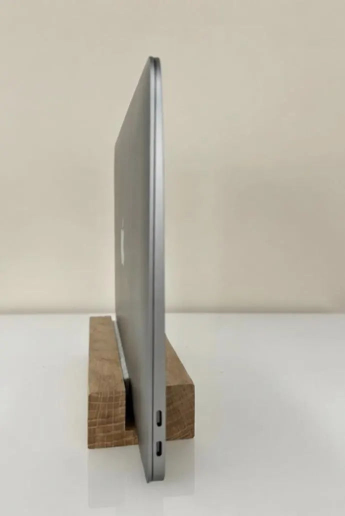 Laptopständer aus massiver Eiche – handgemachter Holzhalter für MacBook und Notebook – minimalistisches Design, geölt & gewachst