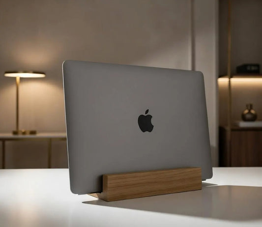 Laptopständer aus massiver Eiche – handgemachter Holzhalter für MacBook und Notebook – minimalistisches Design, geölt & gewachst