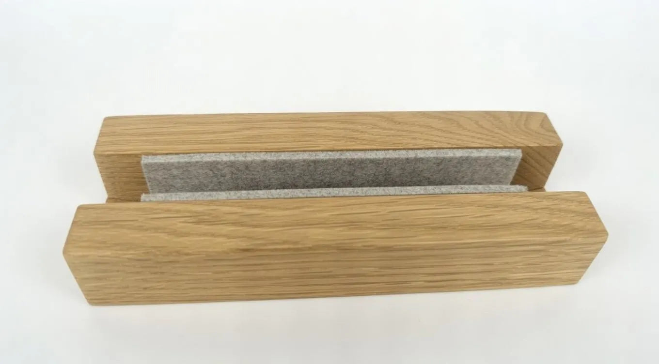 Laptopständer aus massiver Eiche – handgemachter Holzhalter für MacBook und Notebook – minimalistisches Design, geölt & gewachst