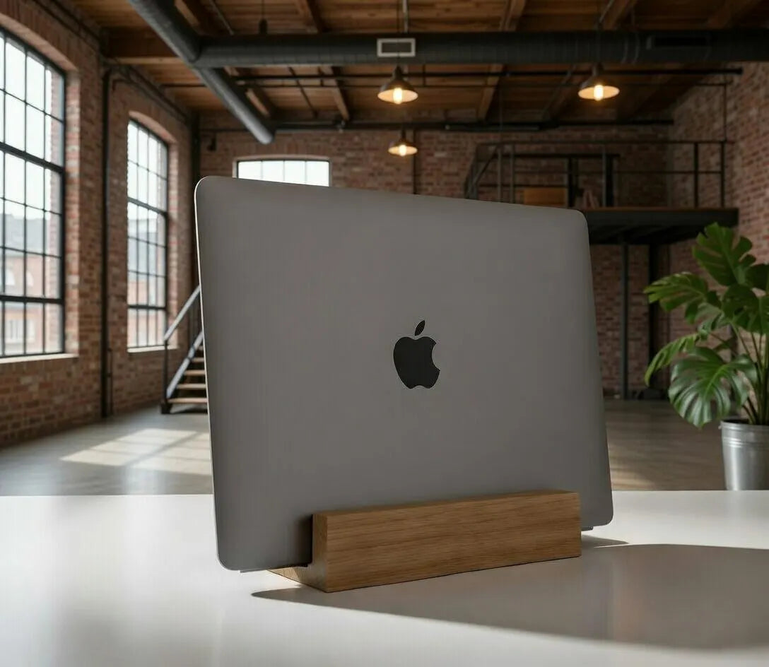 Laptopständer aus massiver Eiche – handgemachter Holzhalter für MacBook und Notebook – minimalistisches Design, geölt & gewachst