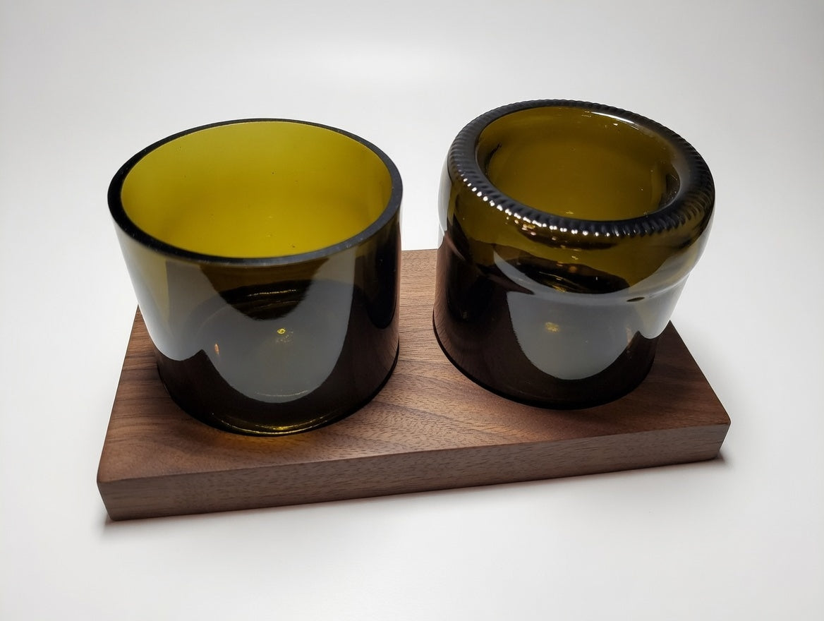 Olivenschale aus Weinflaschen mit Nussbaum Tablett | Handgemacht in Deutschland | Upcycling Geschenkidee | Nachhaltiges Küchenzubehör