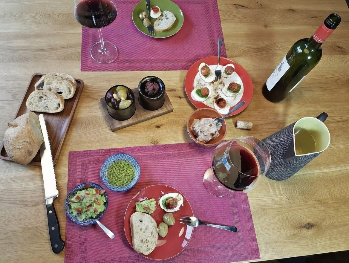 Olivenschale aus Weinflaschen mit Nussbaum Tablett | Handgemacht in Deutschland | Upcycling Geschenkidee | Nachhaltiges Küchenzubehör