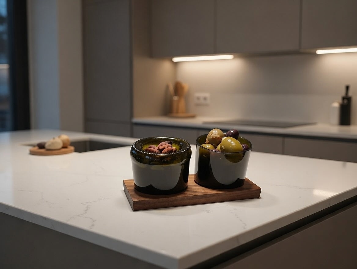 Olivenschale aus Weinflaschen mit Nussbaum Tablett | Handgemacht in Deutschland | Upcycling Geschenkidee | Nachhaltiges Küchenzubehör