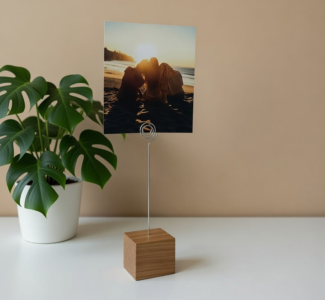 Fotoständer aus Eiche, handgemacht. Ideal als Bilder- & Kartenhalter – Einzigartiger Clip, perfektes Geschenk.