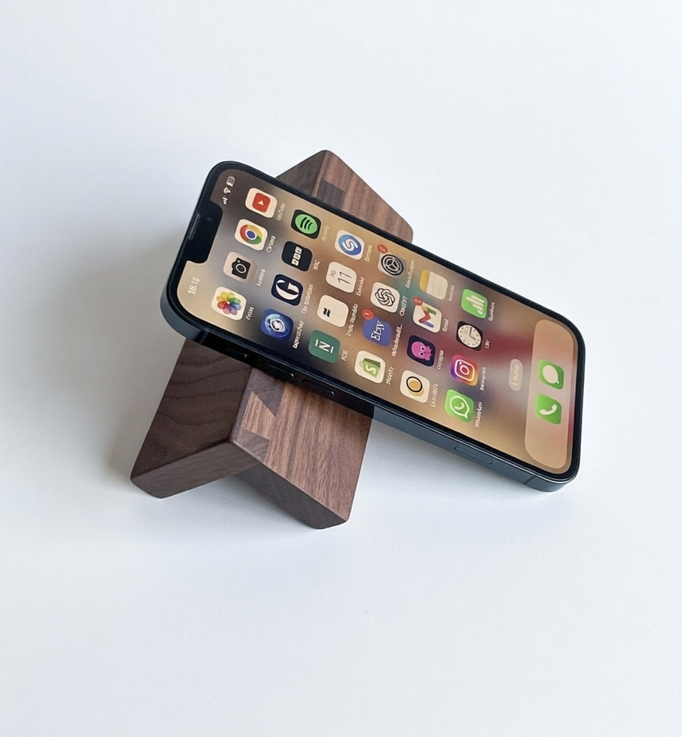 Ablage, Halterung für Handy, Smartphone und Tablet - aus nachhaltigem Nussbaum, handgemacht mit halbverdeckter Schwalbenschwanzverbindung