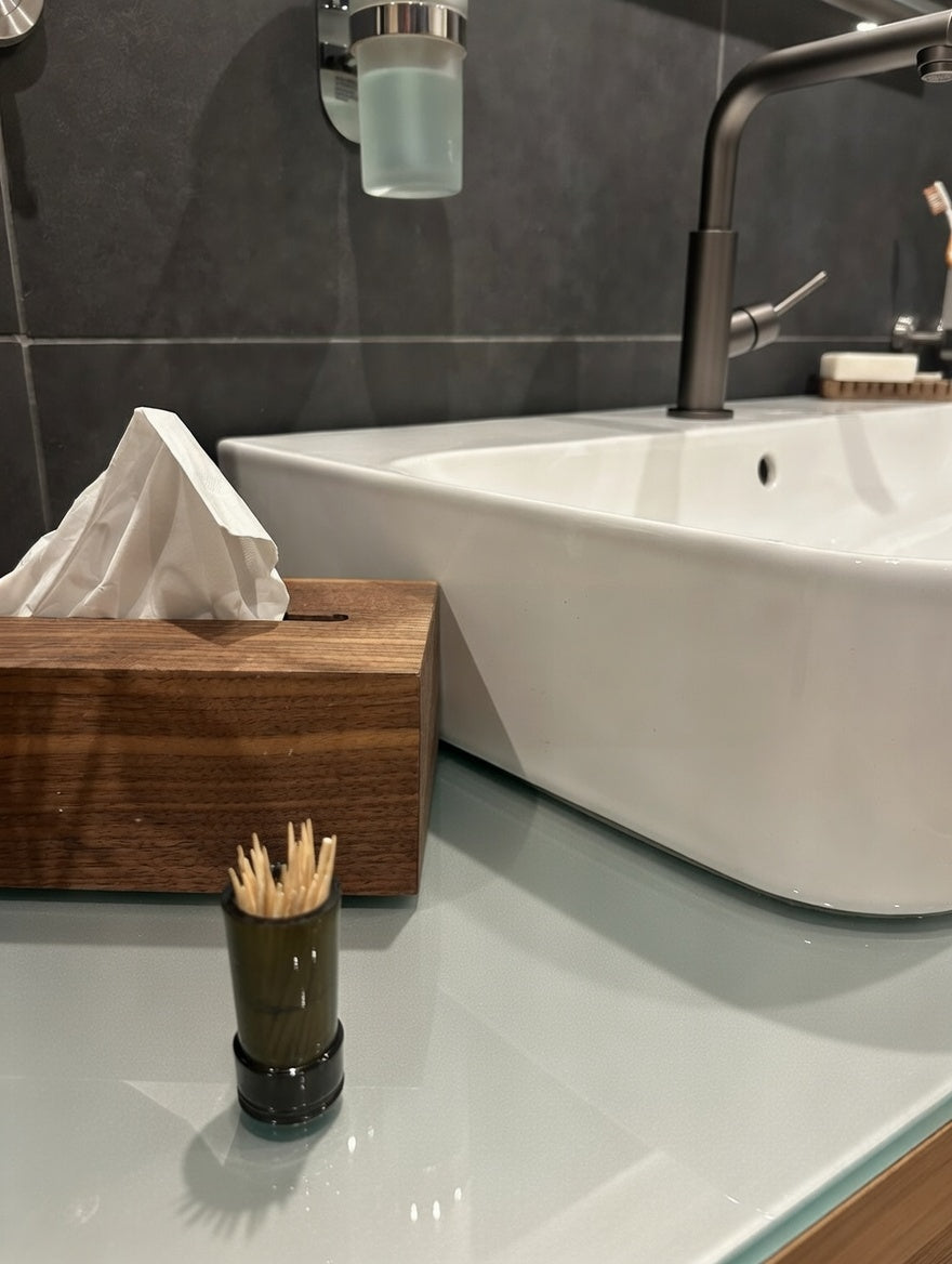 Zahnstocherhalter aus recycelter Weinflasche – Glas Hausform – nachhaltige Tischdeko Küche – handgemacht in Deutschland – Geschenkidee