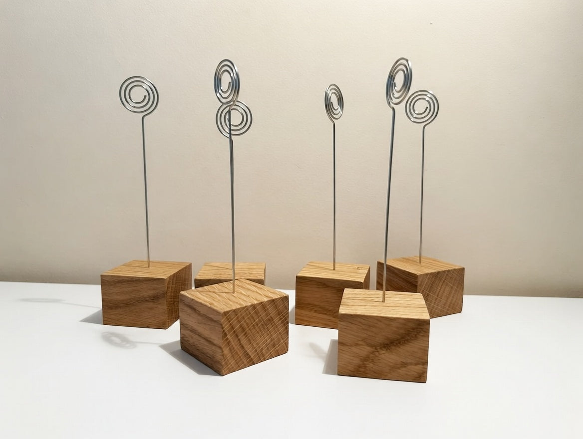 Fotoständer aus Eiche, handgemacht. Ideal als Bilder- & Kartenhalter – Einzigartiger Clip, perfektes Geschenk.