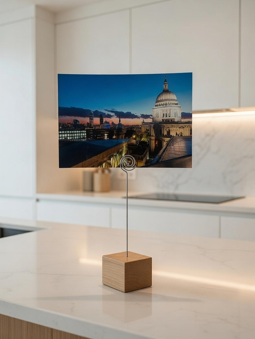 Fotoständer aus Eiche, handgemacht. Ideal als Bilder- & Kartenhalter – Einzigartiger Clip, perfektes Geschenk.