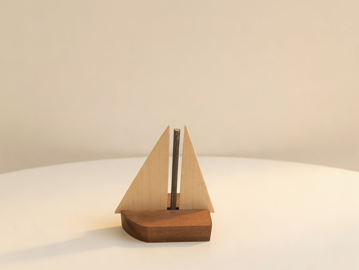 Handgefertigtes Holz Segelboot | Mini Boot aus Kirschholz und Ahorn | Maritime Deko | Geschenkidee Einzug, Hochzeit & Geburtstag
