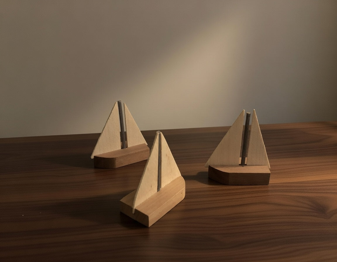 Handgefertigtes Holz Segelboot | Mini Boot aus Kirschholz und Ahorn | Maritime Deko | Geschenkidee Einzug, Hochzeit & Geburtstag