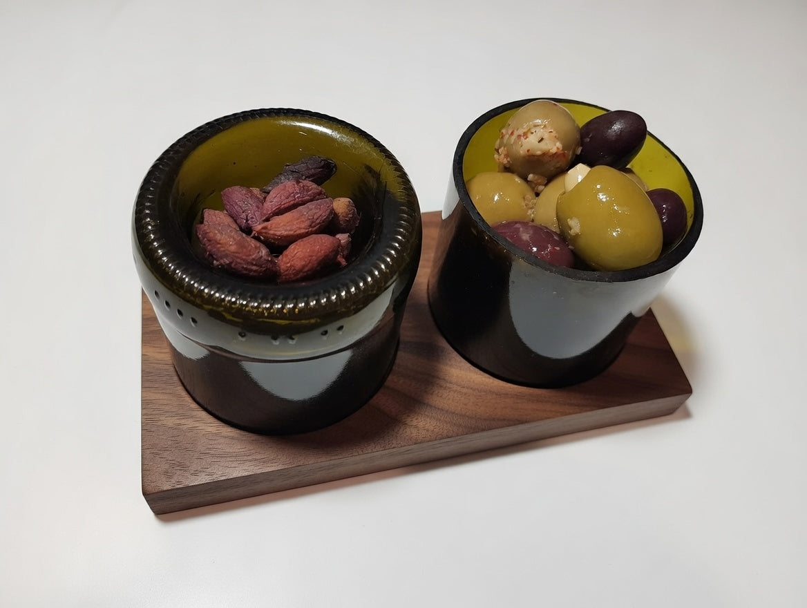 Olivenschale aus Weinflaschen mit Nussbaum Tablett | Handgemacht in Deutschland | Upcycling Geschenkidee | Nachhaltiges Küchenzubehör