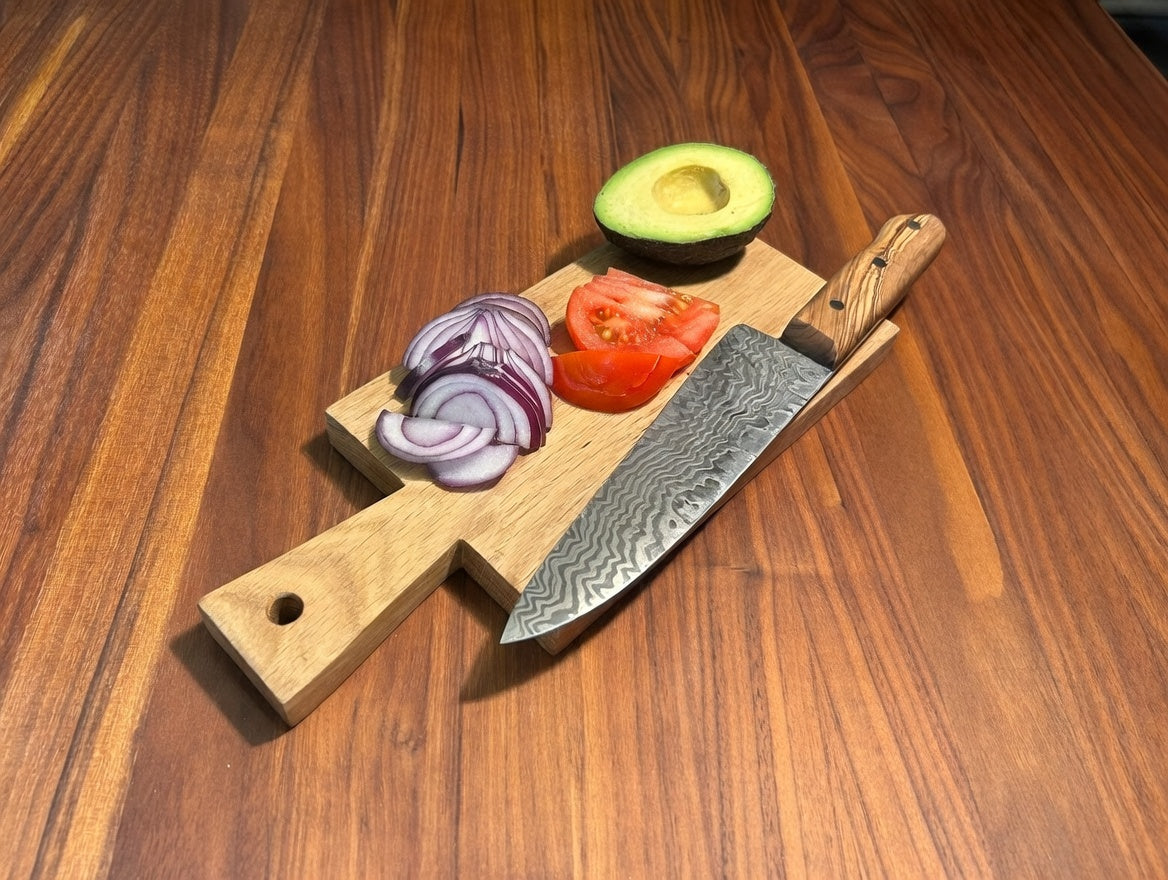 Handgefertigtes Schneidebrett aus Eiche | Hackbrett Holz mit Griff | Küchenbrett rustikal | Geschenkidee für Köche, Hochzeit, Geburtstag etc