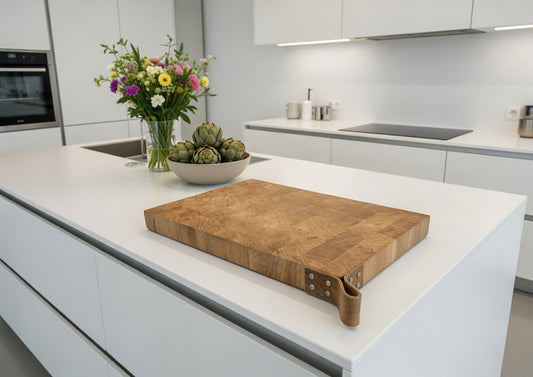 Handgefertigtes Hackbrett aus Eiche 40x26 cm – Massivholz Schneidebrett mit Lederschlaufe, Hirnholz, Küchen Geschenk