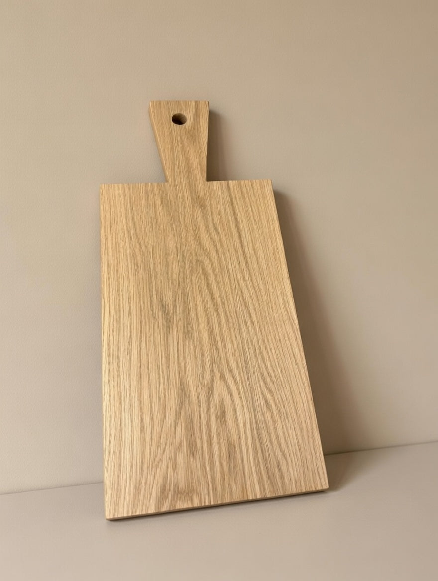 Handgefertigtes Schneidebrett aus Eiche | Hackbrett Holz mit Griff | Küchenbrett rustikal | Geschenkidee für Köche, Hochzeit, Geburtstag etc