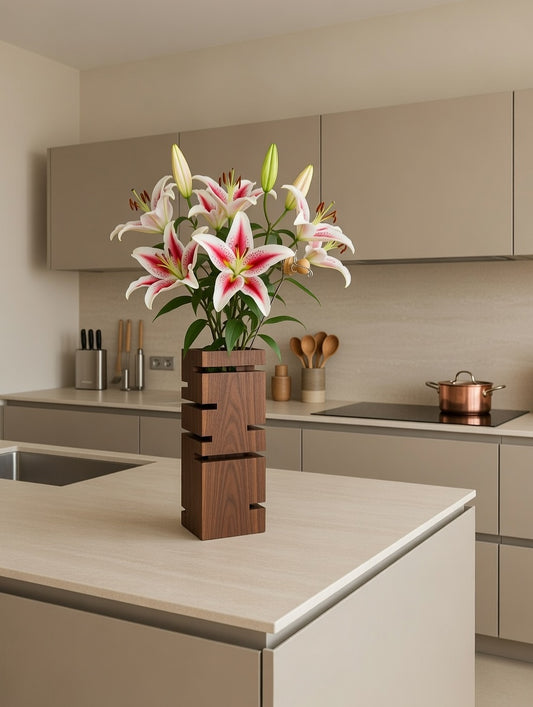 Handgemachte Holzvase mit Glaseinsatz – Blumenvase aus Nussbaum – moderne Deko Vase für Schnittblumen