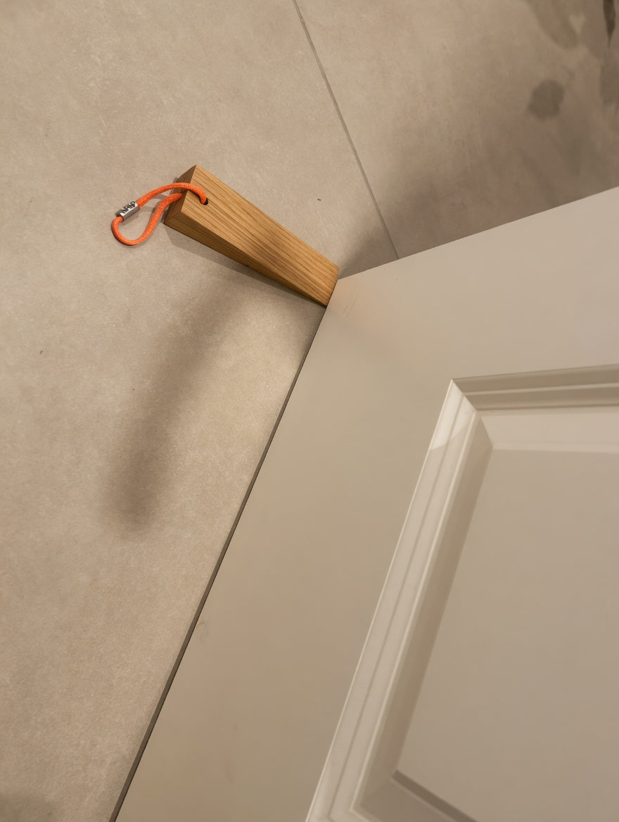 Handgefertigter Türkeil aus massiver Eiche, minimalistischer Türstopper mit farbiger Kordel